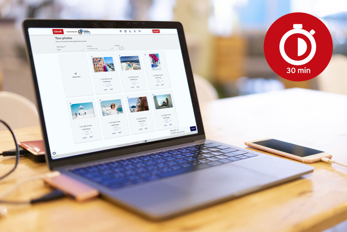 Laptop with open CEWE photo world website and timer for 30 minutes